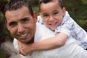Retrato de Carlos Ramírez con su hijo, pastor de célula